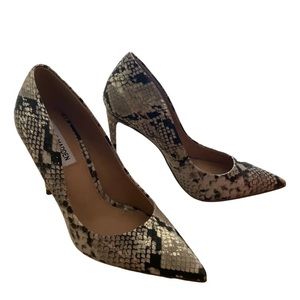 STEVE MADDEN DAISIE GOLD SNAKESKIN PUMPS